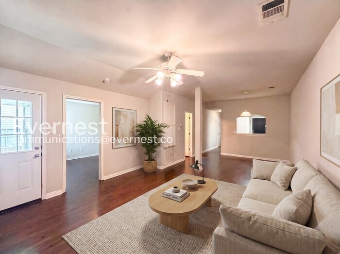 Building Photo - 1011 Iola Dr