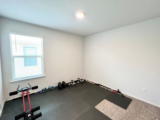 Building Photo - 4 bedroom, 2 bath 1 story home for lease