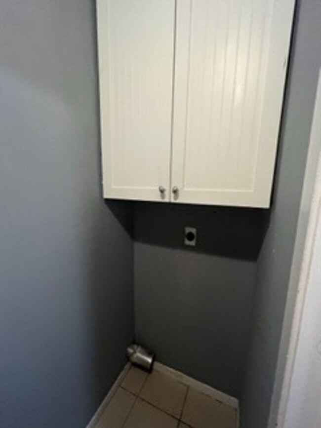 Building Photo - 2 Bed 2 Bath Townhome