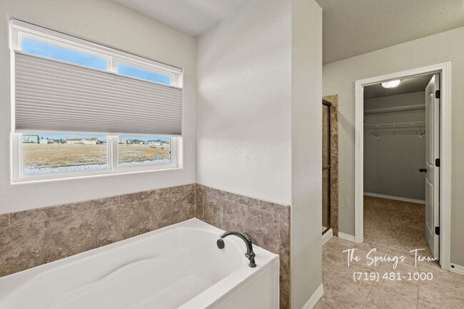 Building Photo - STUNNING 4BD HOME w/ NO ELECTRIC BILL! - Security Deposit Waiver Available