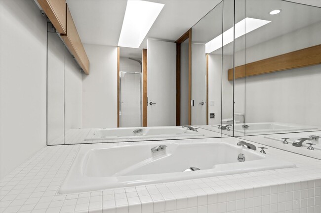 Building Photo - 709 Ann St