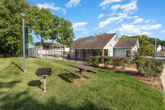 Building Photo - Beautiful end unit in sought-after Nashboro Village