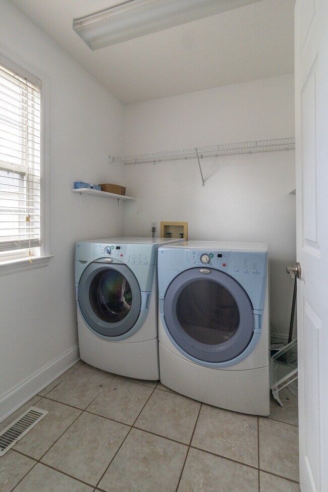 Building Photo - 1100 Winterberry Ln