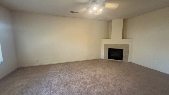 Building Photo - 689 Gateway Cir