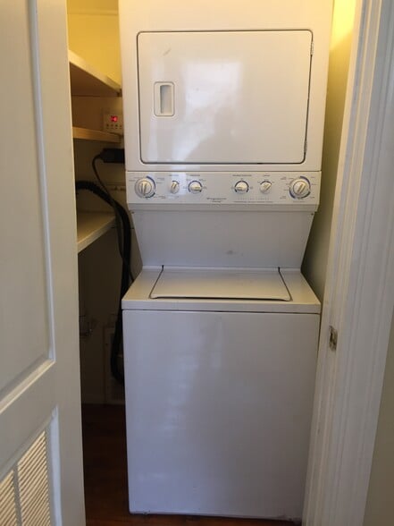 In unit laundry - 4532 S Francisco Ave