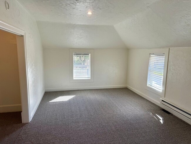 Building Photo - Large renovated 2 bedroom apartment in the heart of Stayton.  Don't miss this opportunity!