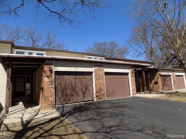 Primary Photo - 515 Oakbrook Cir