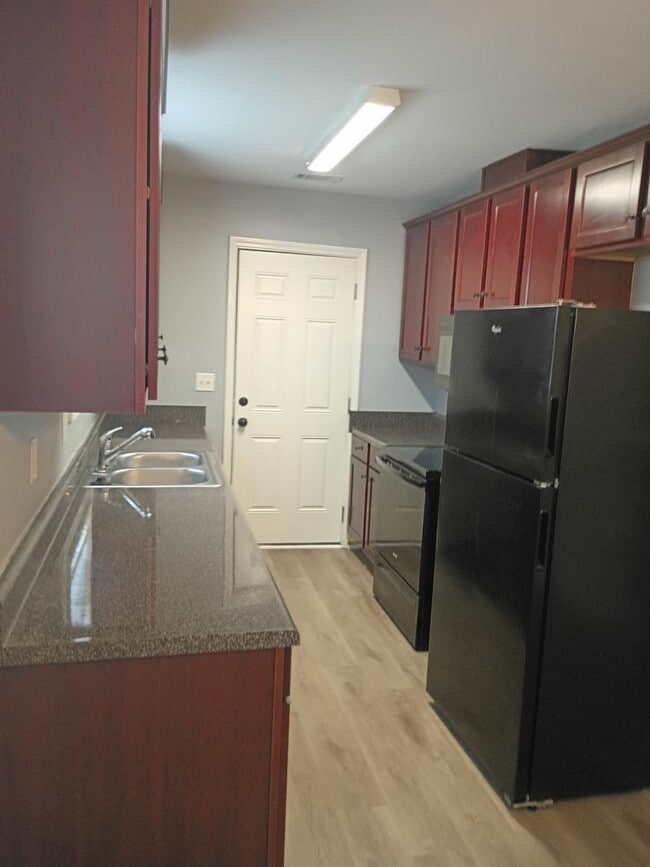 Building Photo - Beautiful Three Bedroom, Two Bathroom Sing...