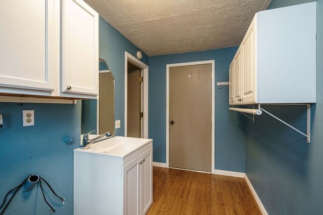 Building Photo - 3 Bedroom 2 Bath Single Level with Fence B...