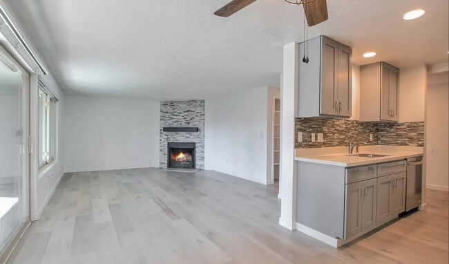 Building Photo - Fully Renovated AUBURN condo