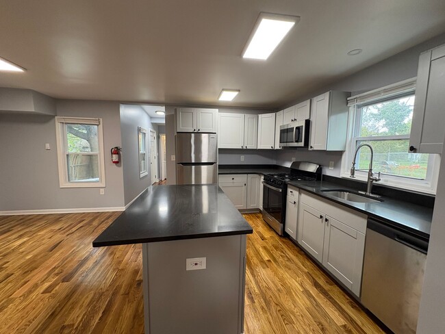 Building Photo - Beautiful, Newly Renovated 4 Bedroom 2 1/2...