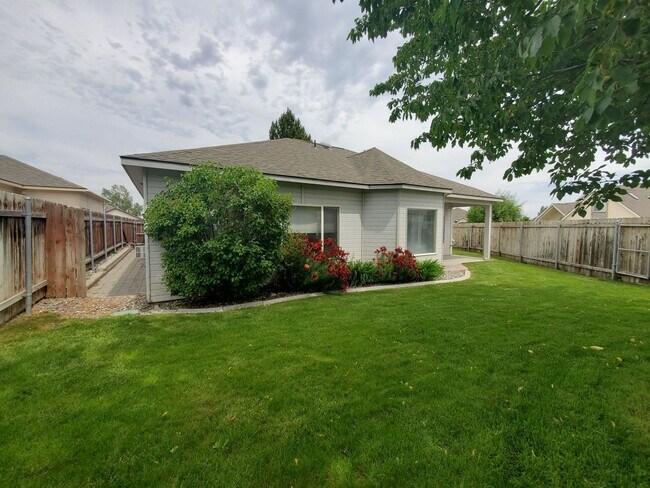 Building Photo - Beautiful South Richland 3-Bedroom Rambler with Open Floor Plan & Spacious Primary Suite!