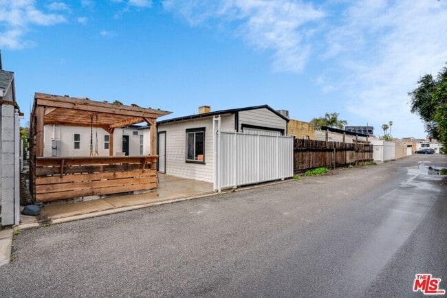 Building Photo - 5514 Woodman Ave