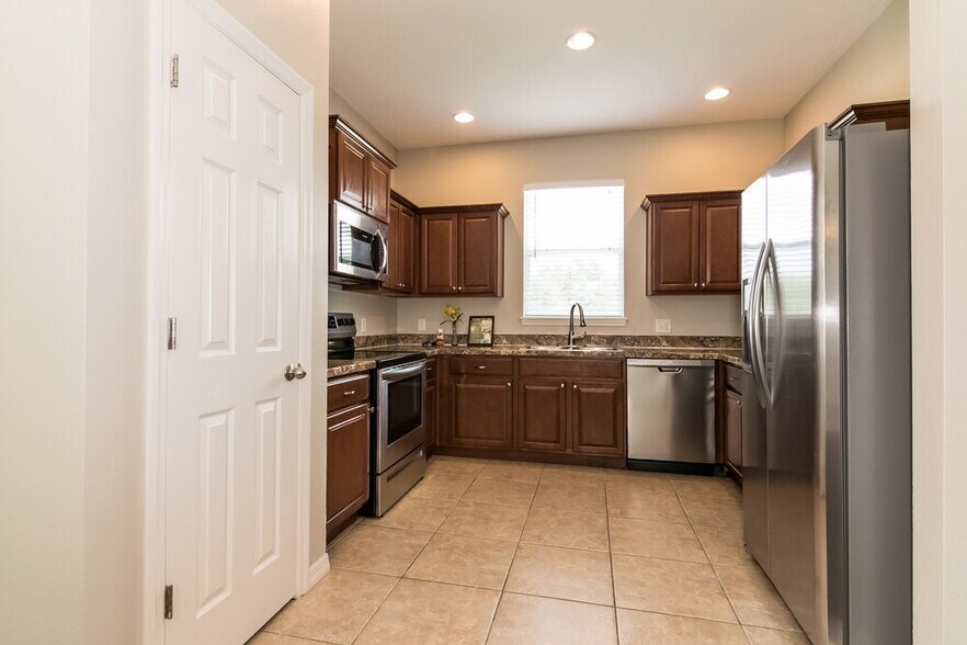 Building Photo - 955 Krenson Woods Rd