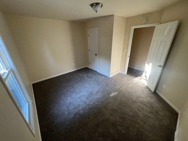 Building Photo - 915 W 3rd St