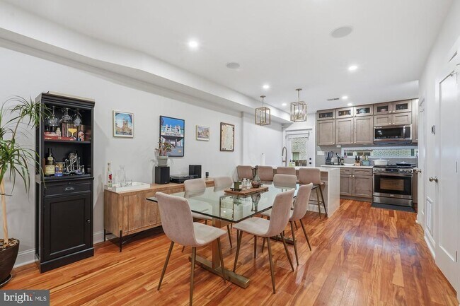 Building Photo - 331 W St NE