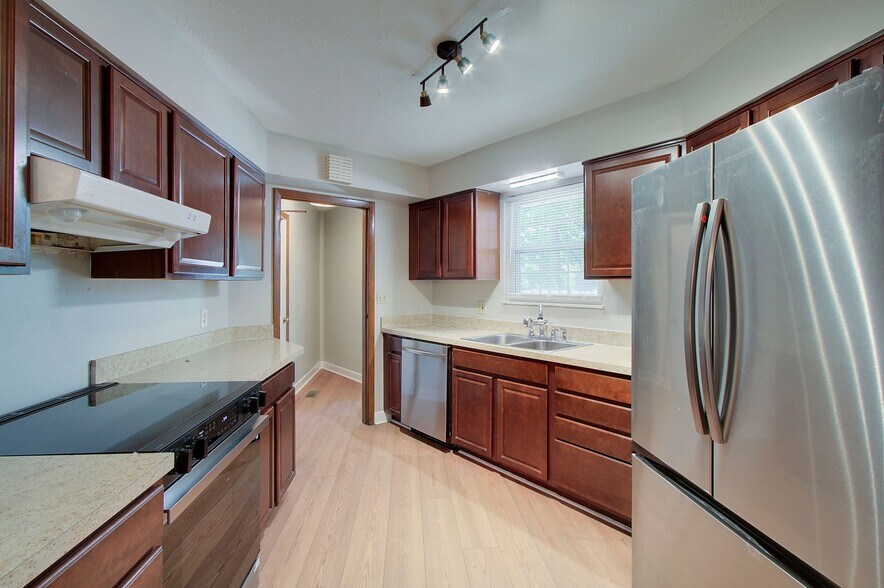 Building Photo - 1655 Southbend Dr