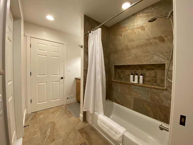 Building Photo - 2048 Marina Ct