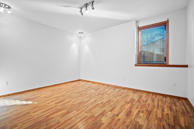 Building Photo - 1020 Walsen Rd