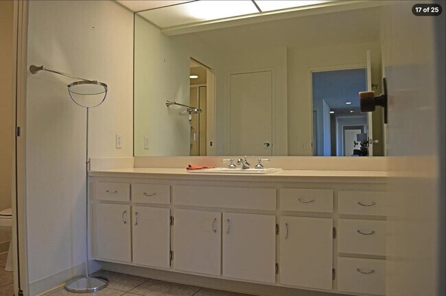 Building Photo - 910 Island Dr
