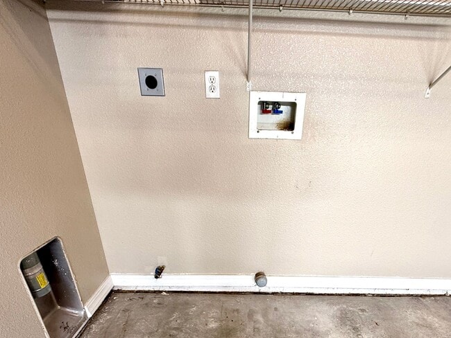 Building Photo - Great 3 Bedroom Duplex near the Kingman Hospital!