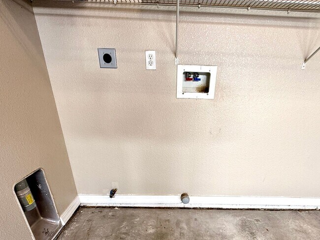 Building Photo - Move in Special! Half off 1st Month's Rent- Great 3 Bedroom Duplex near the Kingman Hospital!