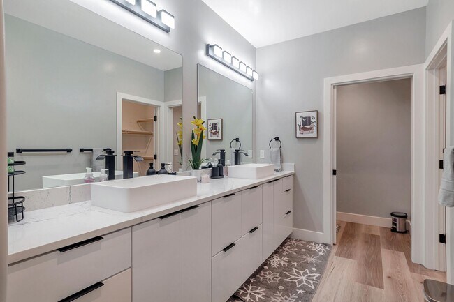 Building Photo - Fresh and Modern 3BD/2BA Home with Solar!