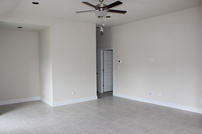Building Photo - 108 White Dunes Dr