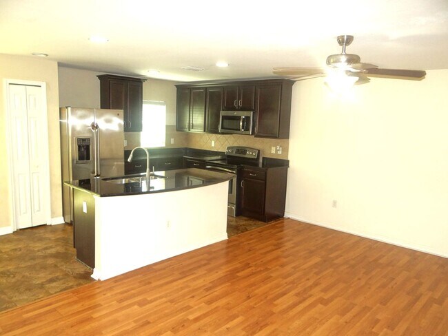 Building Photo - 4 bedroom, 2.5 bath, 1 car garage townhouse