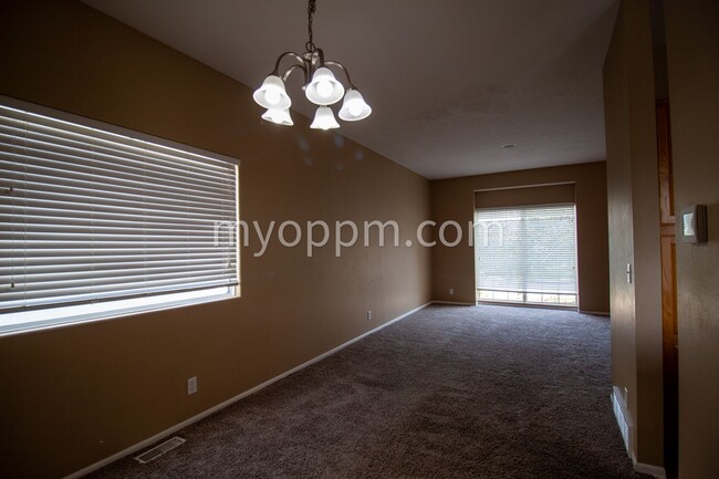 Building Photo - $1,022.50 Off Deposit! Spacious 2 Story ho...