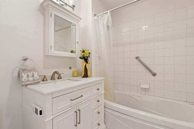 Building Photo - Commerce