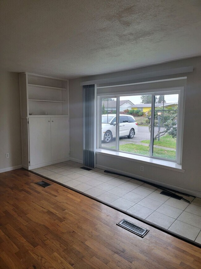 Building Photo - 10617 Westwood Dr SW