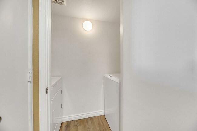Building Photo - Gated 2 bedroom condo
