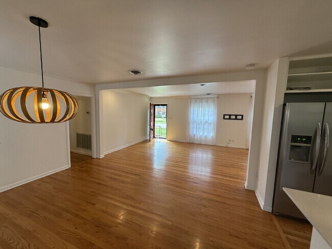 Building Photo - Updated 3 bed 2 bath. Garage and screened porch