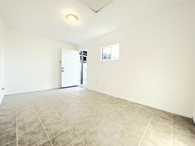 Building Photo - 439 W Buckthorn St