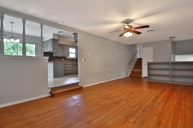 Building Photo - Large 3 bed/2 bath with BONUS ROOM in Yukon!