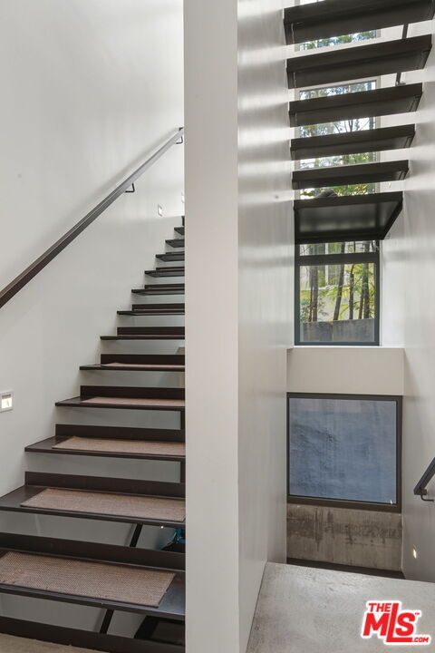 Building Photo - 1849 Fox Hills Dr