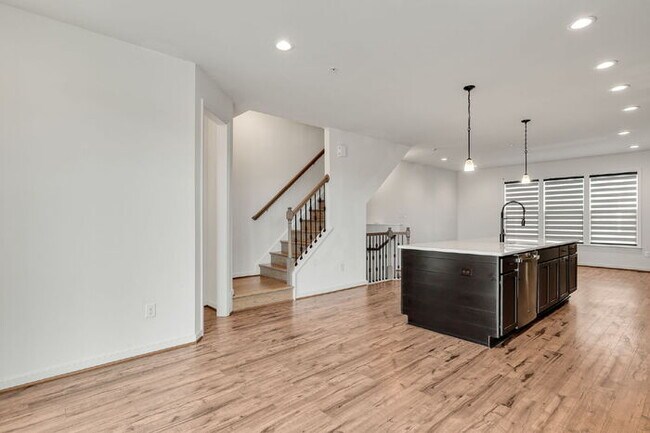 Building Photo - Modern End-Unit Townhome in Rocketts Landing – Prime Richmond Location