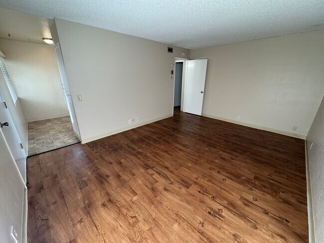 Building Photo - Spacious One-Bed One-Bath Condo Located At...