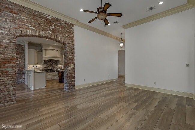 Building Photo - 322 Paris Pl