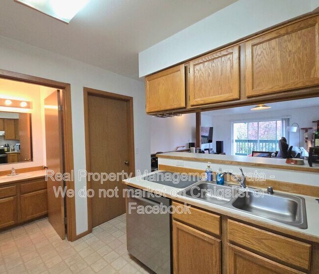 Building Photo - 2824 Valencia St