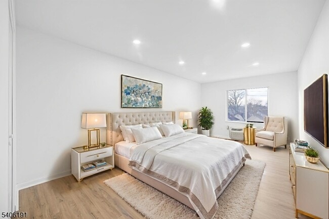 Building Photo - 850 Main St