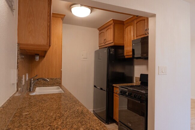Building Photo - 465 S Los Robles Ave