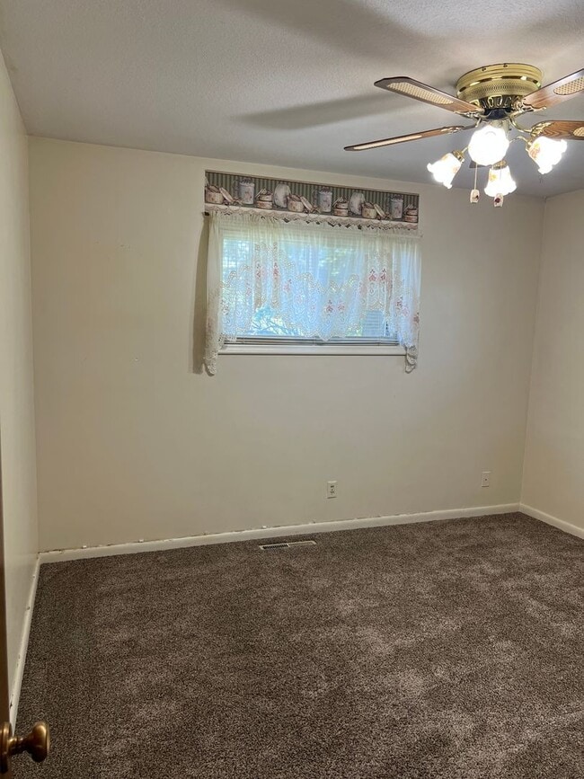 Building Photo - Charming 4-Bed, 1.5-Bath Home on the Outsk...