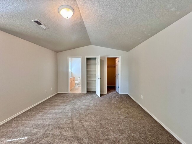 Building Photo - EZ living, Private Townhome setting Central Vancouver