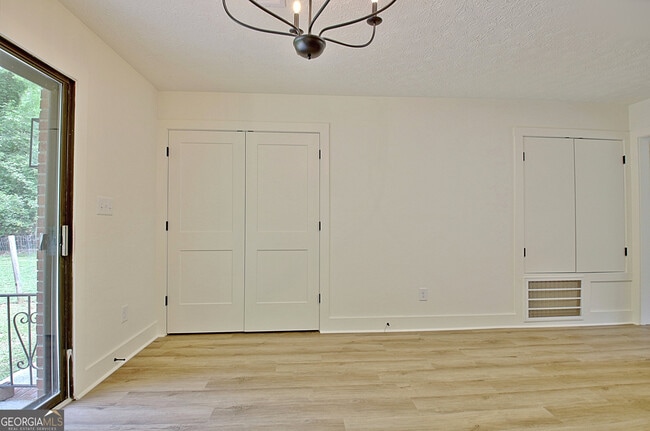Building Photo - 105 Rose Ct