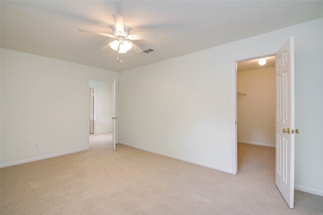 Building Photo - 6 Town Oaks Pl