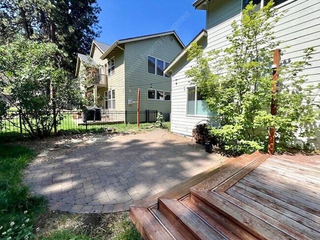 Building Photo - Beautifully updated 3 BR on west side of Bend