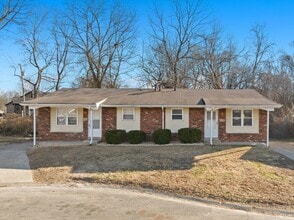 Building Photo - 11 Manor Dr