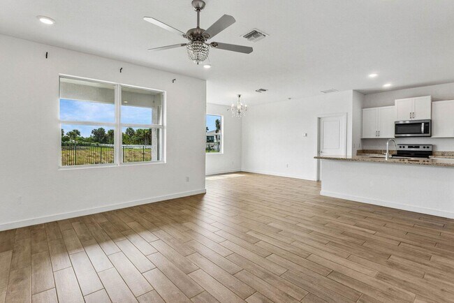 Building Photo - 2770 NE Breezeway Cir